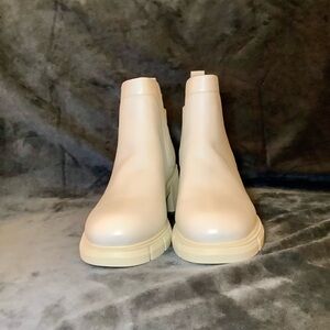 ZBY NWOT White Chelsea Ankle Slip on Platform Lug Sole size 7 1/2 Vegan Leather